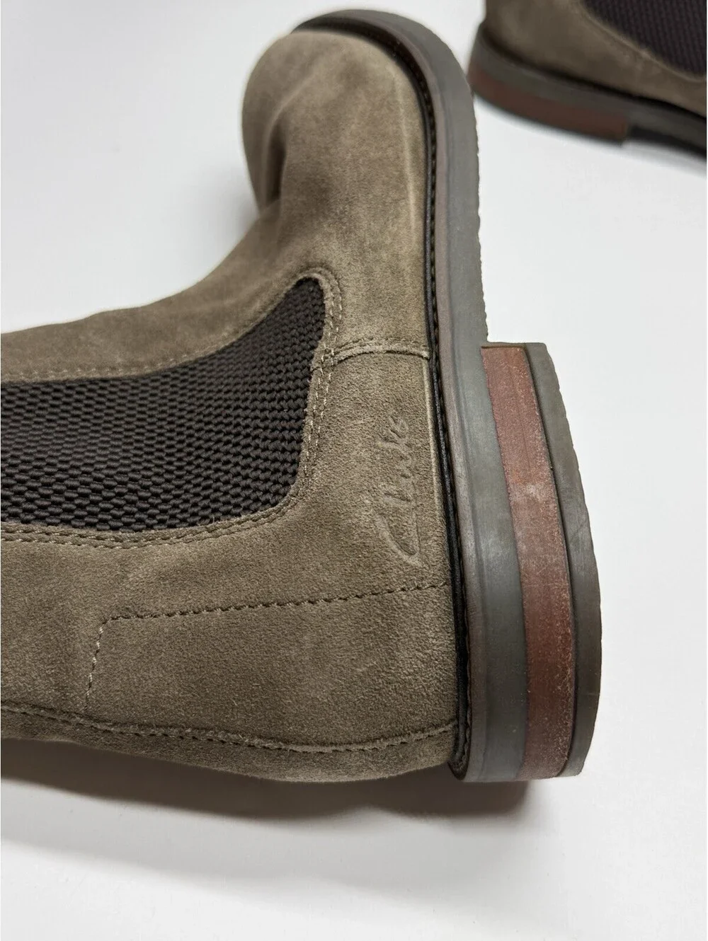 Clarks Boots Mens Size 9.5 Brown Suede Chelsea Ankle Pull On Casual Booties